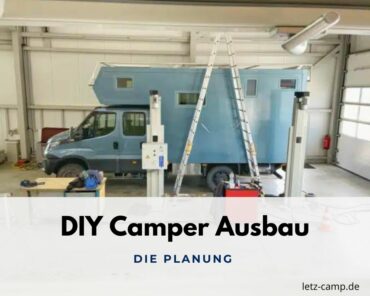 DIY Camper Ausbau Planung blaues Wohnmobil in Werkstatt