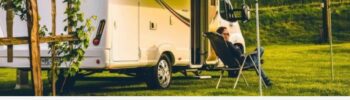 Wohnmobil mit ausgefahrener Markise Budgetplanung Camper kaufen