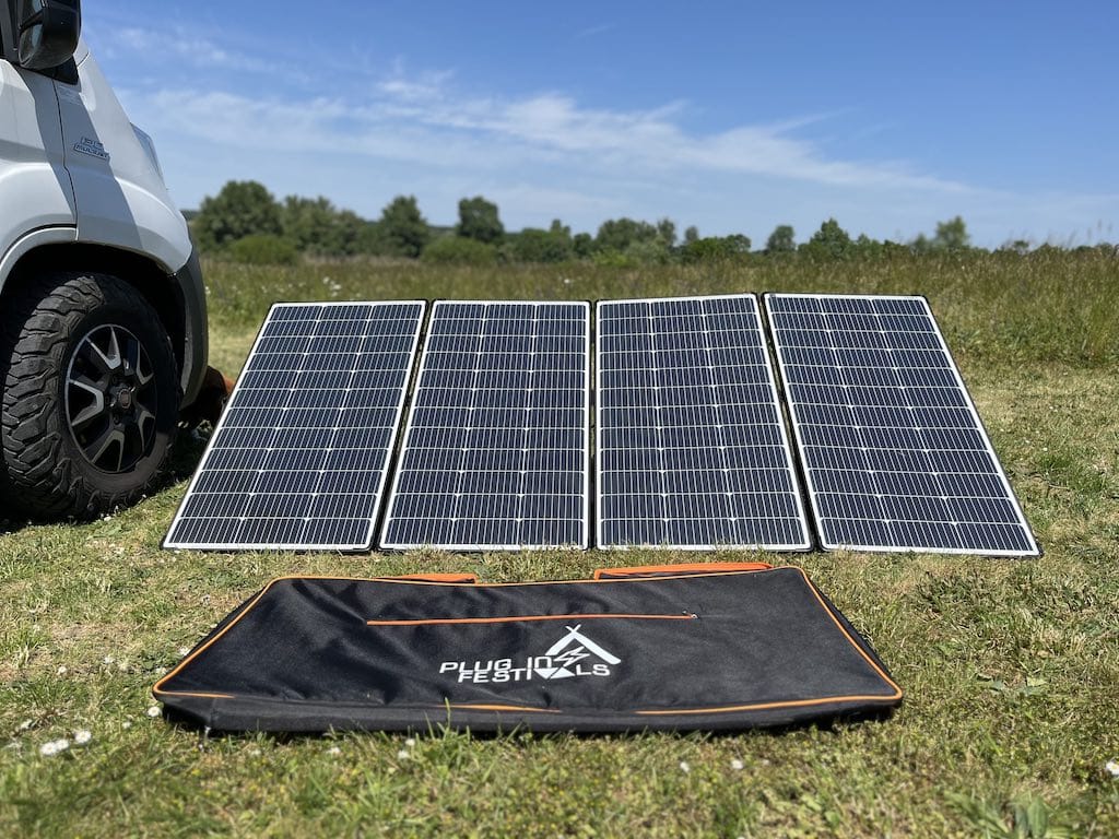 Plug in Festivals High Power Solarmodul auf Wiese mit Tasche letz-camp.de