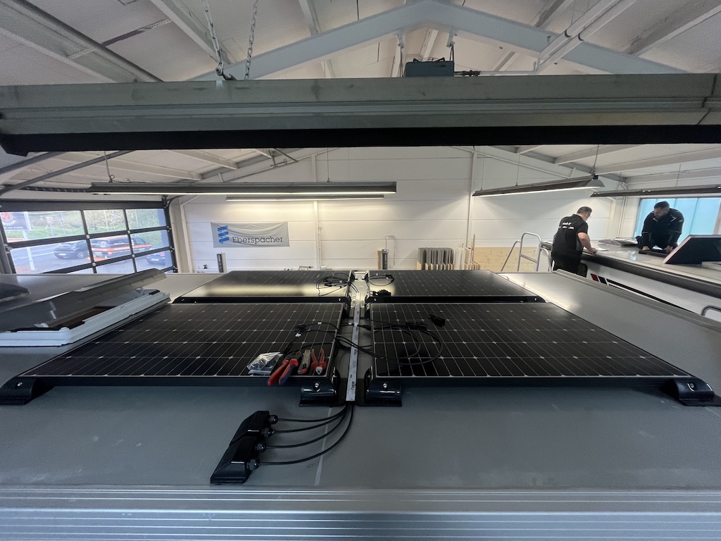 Solaranlage installation Black Tiger 180 komplett set auf Camper in der Werkstatt letz-camp.de