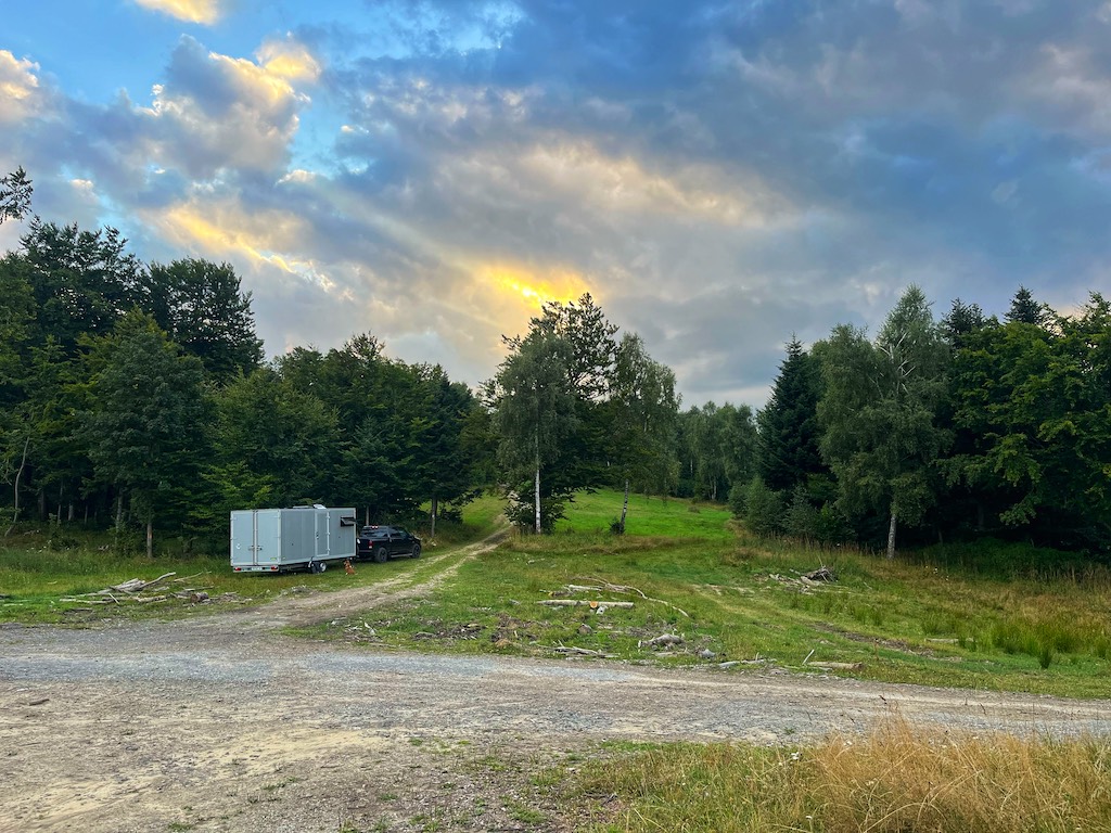 Unsinnkofferanhänger mit Dodge Ram im Sonnenuntergang in den Karpaten der Slowakei