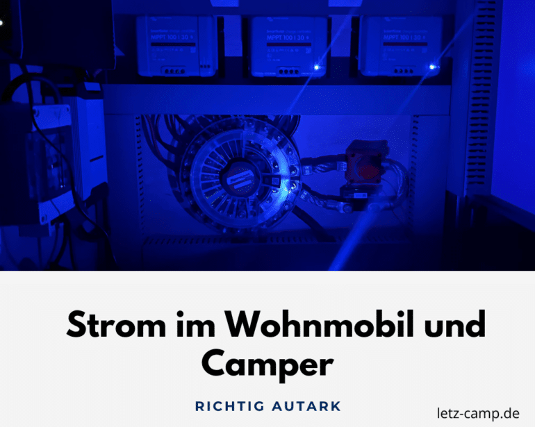 Stromverteilerraum im Wohnmobil blau beleuchtet