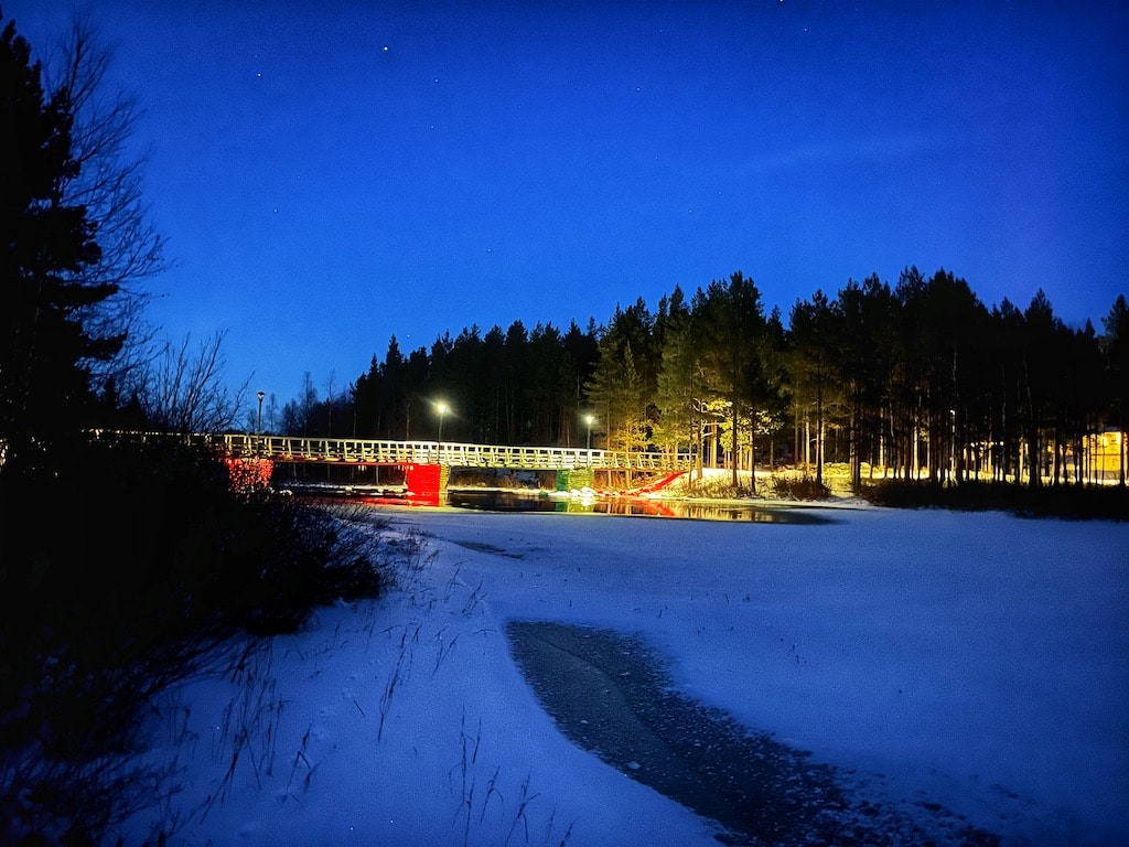 Beleuchtet Brücke am Campingplatz Gällivare