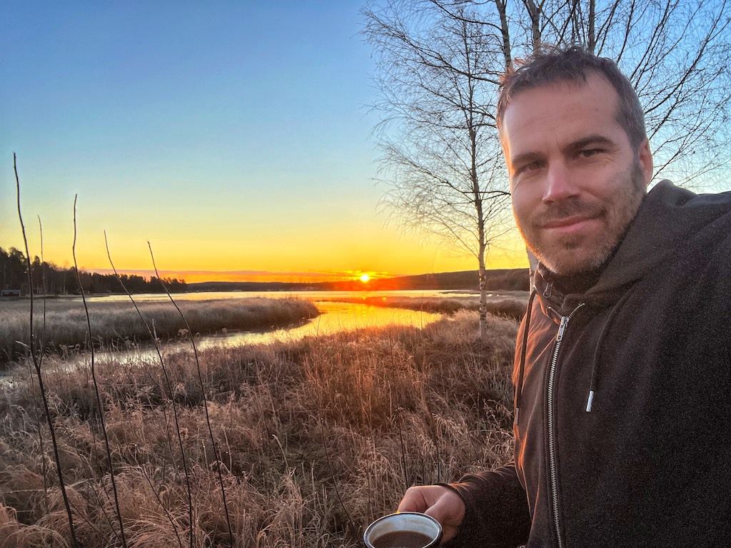 Erster Kaffee vor der Hütte Morgenroutine