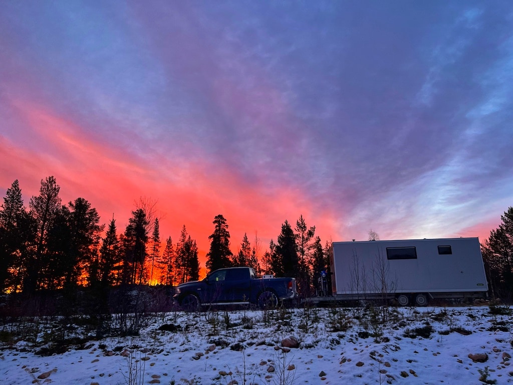 Dodge Ram und Unsinn Kofferanhänger im Wald von Schweden zum Sonnenaufgang