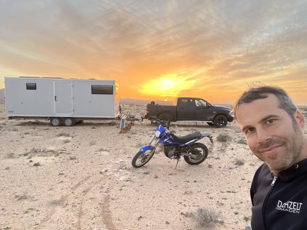 Dodge Ram mit Unsinn Kofferanhänger Wohnwagen und Beta Alp 4.0 vor dem Sonnenuntergang