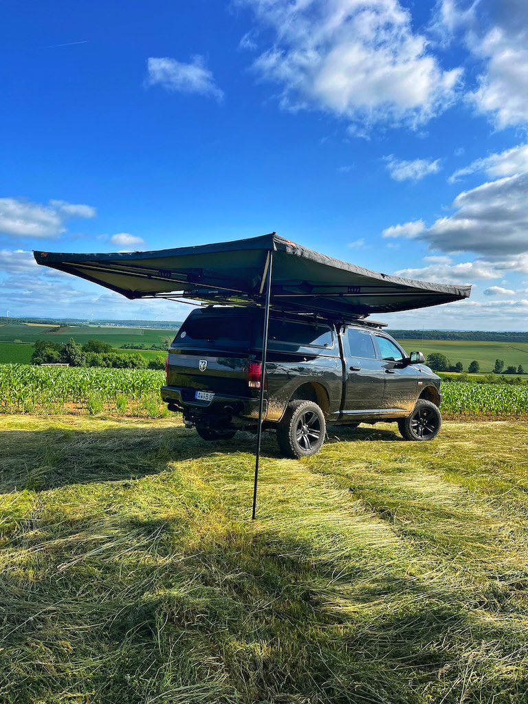 Annes 270 Grad Markise freitragend mit einer Stütze montiert an Dodge RAM gen4