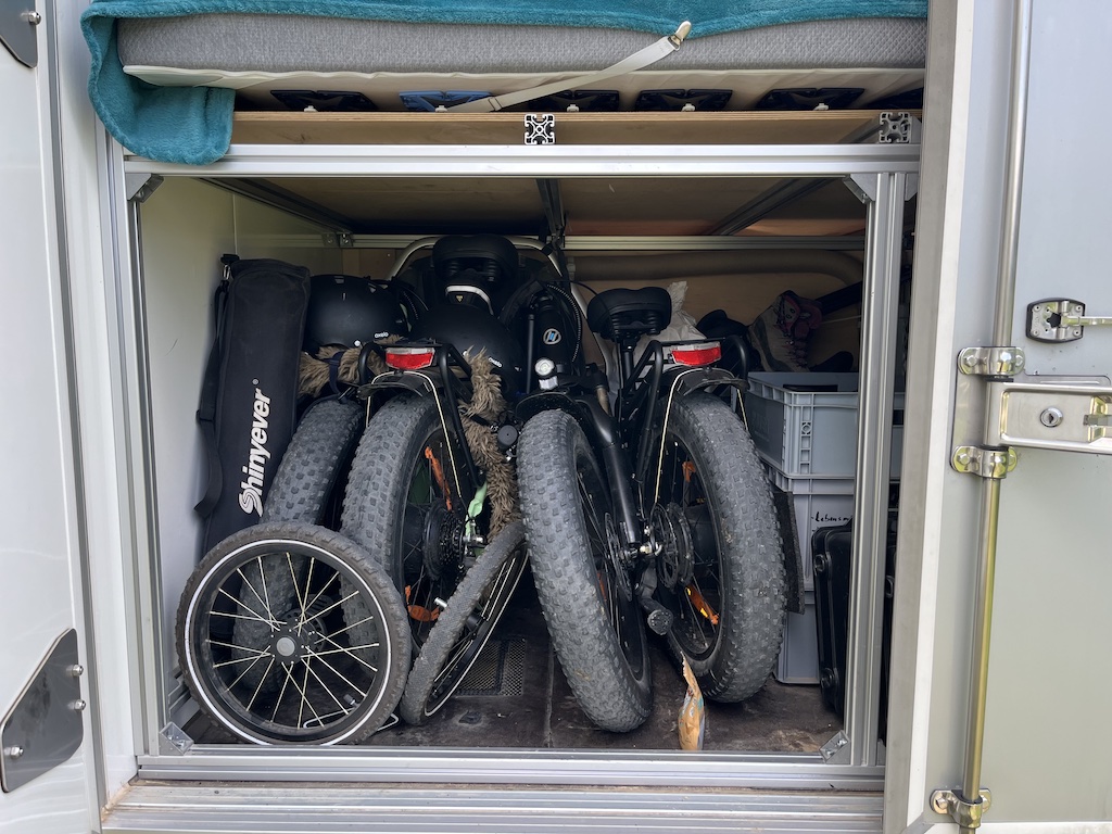 Heckgarage mit Fahrradgarage für E-Fatbike und Hundeanhänger