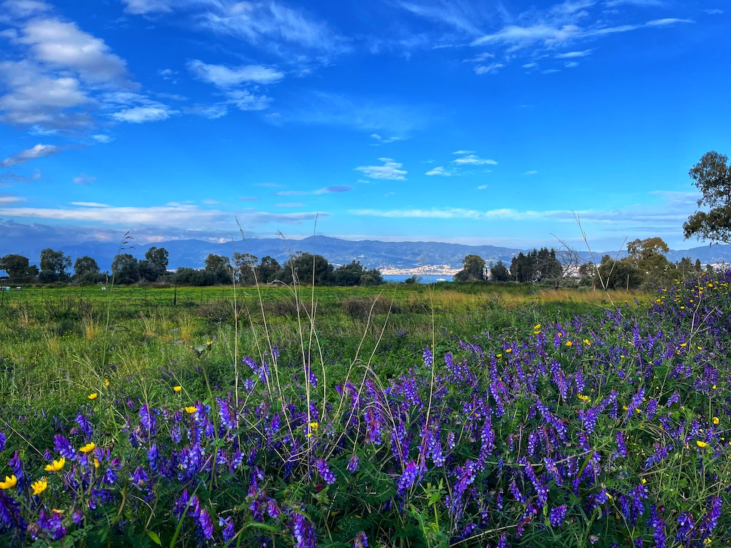 Italiens Festland und im Hintergrund Sizilien im Frühling