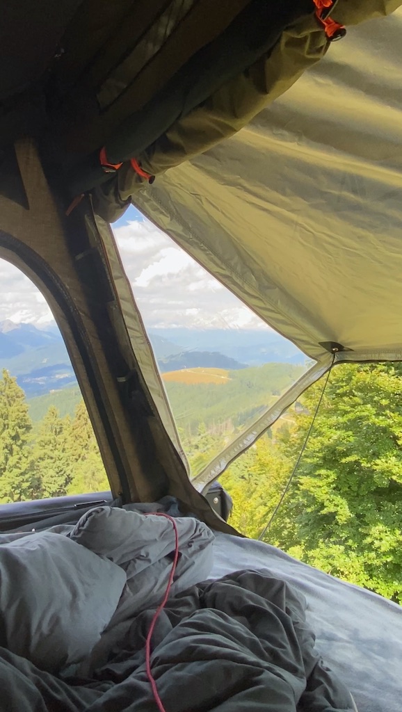 JoyCee mit blick von innen in die Natur