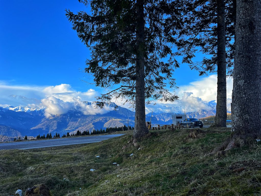das schöne Panorama in Italiens Alpen