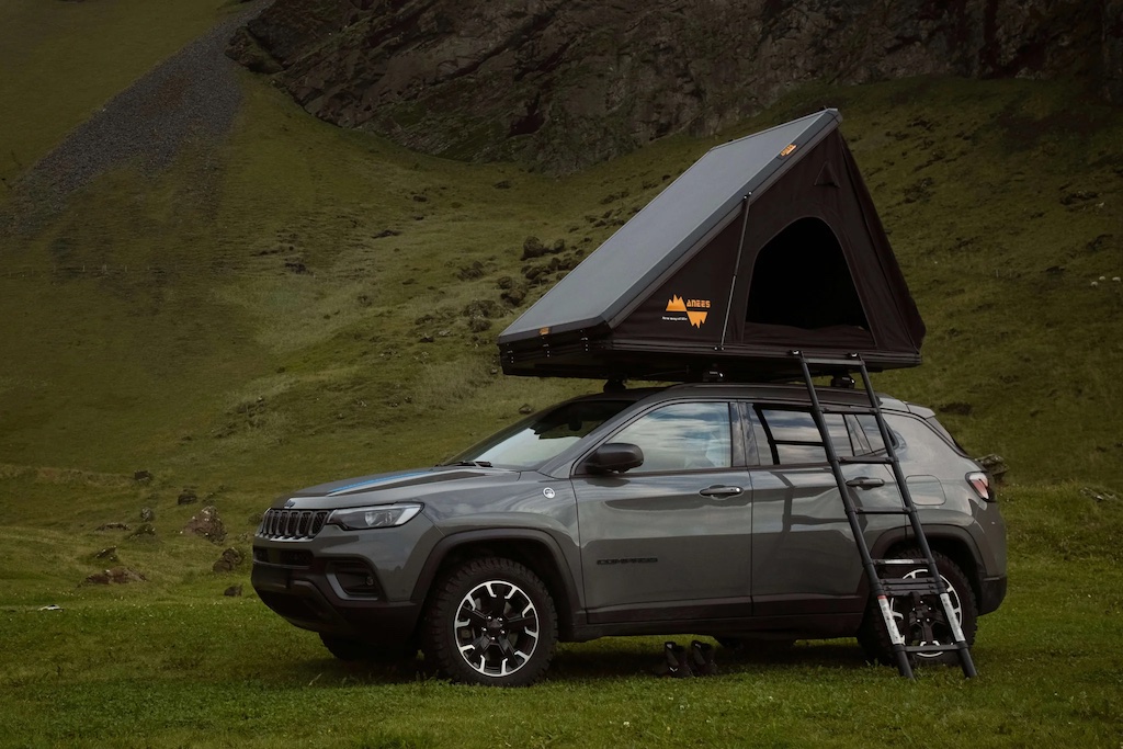 Anees Alu Triangle Dachzelt in schwarz auf Auto