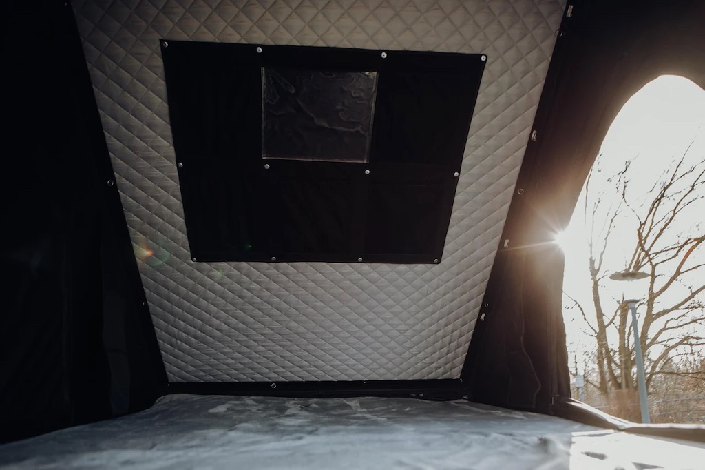 Innenraum des Anees Aluminium Triangle Dachzelts