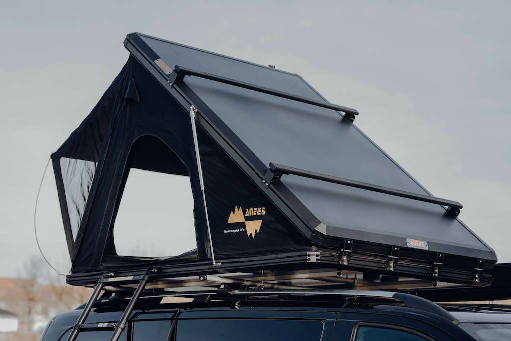 Anees Triangel Dachzelt aufgebaut mit Dachträger